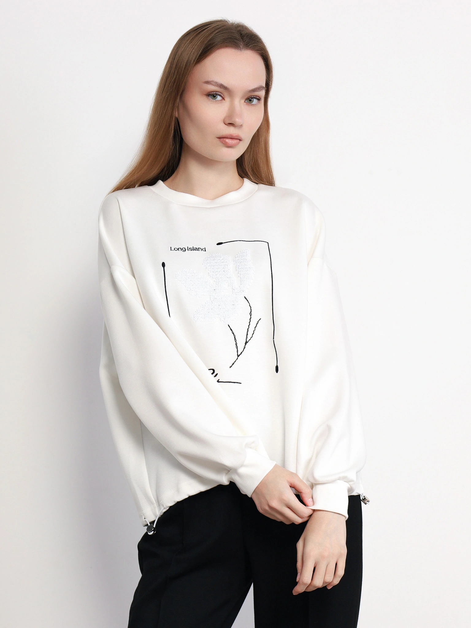 Свитшот белого цвета свободного кроя с декоративной вышивкой